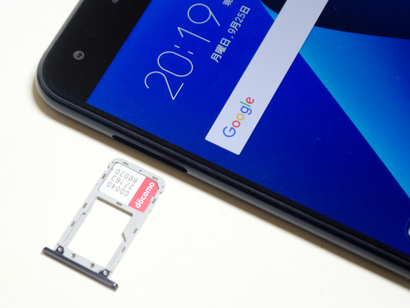 手前がmicroSDカード/Nano SIMカード(SIM 2)、奥がNano SIM(SIM 1)