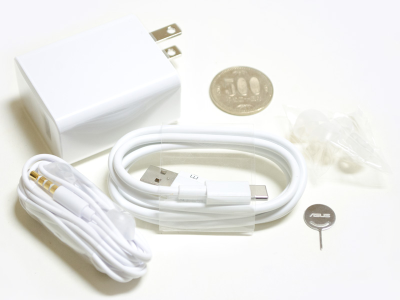 付属品はUSB式ACアダプタ、リジェクトピン、USBケーブル、イヤフォンと交換用のイヤーパッド