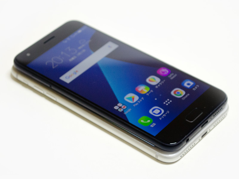 iPhone 7 Plusとのサイズ比較。どちらもパネルは5.5型だが、iPhone 7 Plusのほうが若干大きい