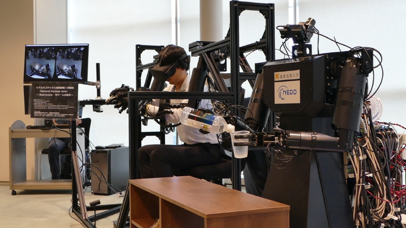 ペットボトルからコップに水を注ぐデモ