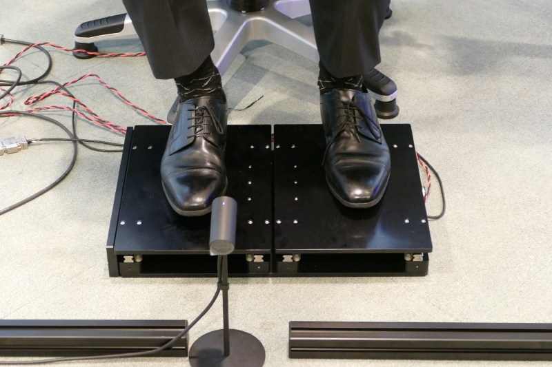 筋収縮測定システム。2つのモーターで踏み込まれた力を検出する