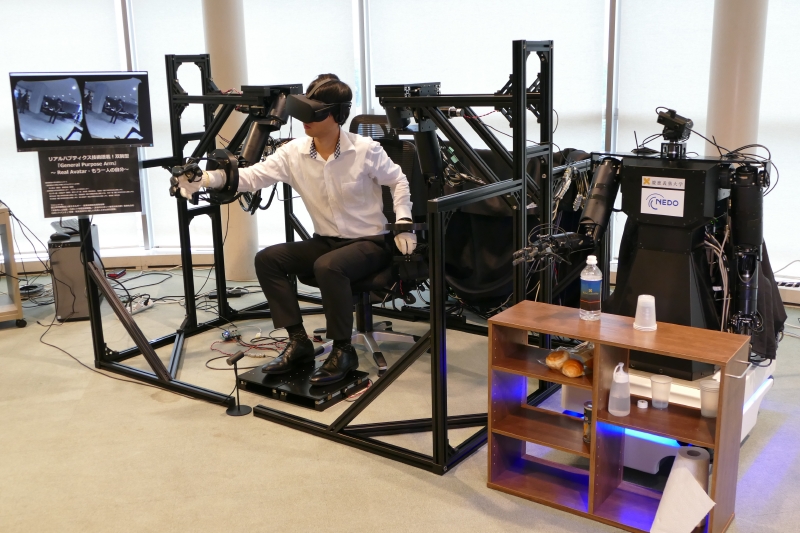 操作者はHMDを使ってロボットのステレオカメラ映像を見る