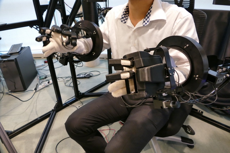 アーム部。各関節には人に力を返すためのモーターがある