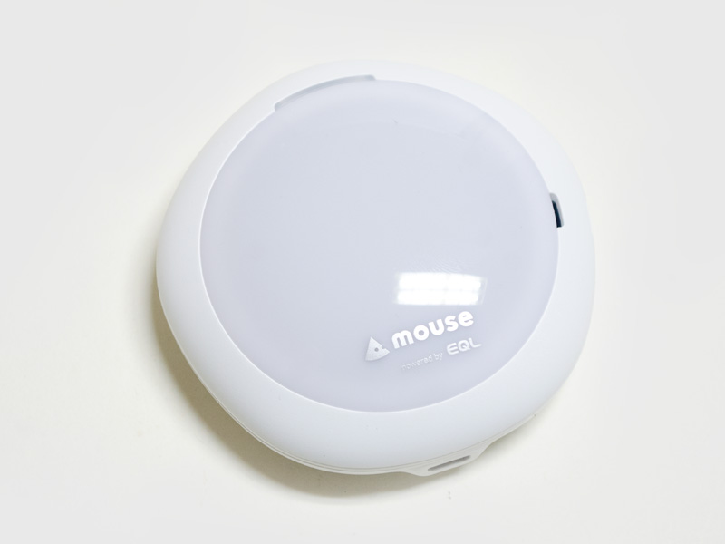 表。上の凸の部分がLED。下側に給電用のMicro USBがある