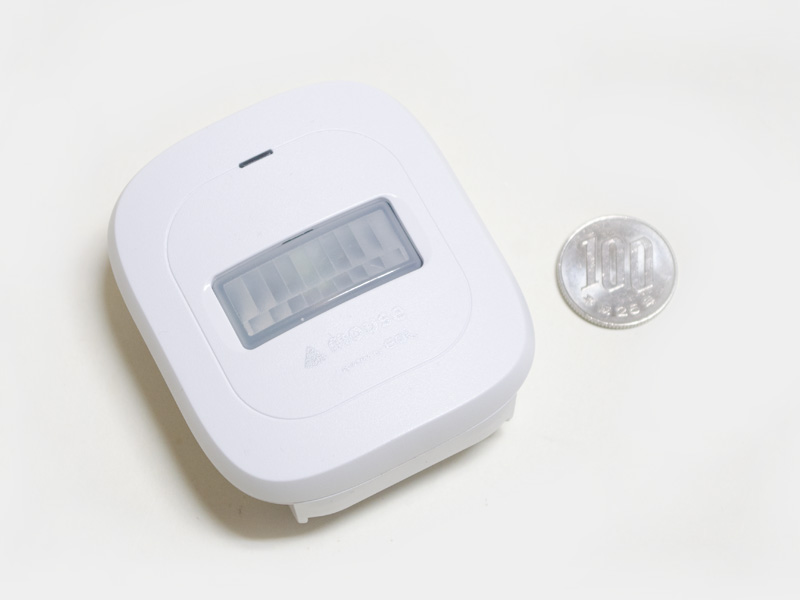 表。上のスリットにLED。中央がセンサー