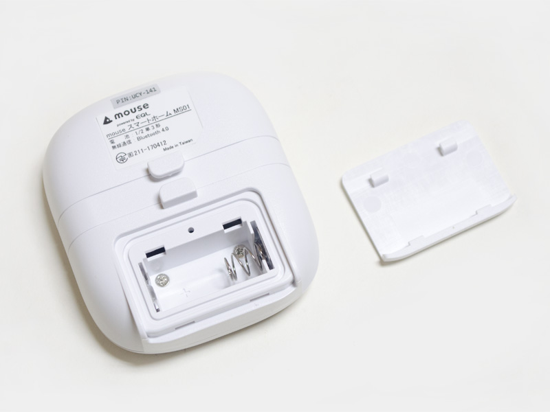 裏 中央に固定用フック。バッテリフォルダの上にリセット用ホール