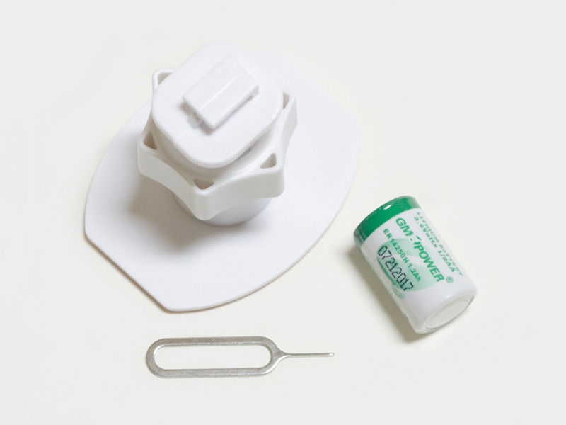 付属品。バッテリ、リセットピン、固定用アーム