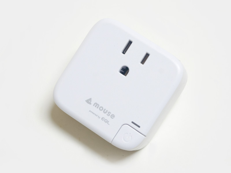 表。上よりにACコネクタ。右下のスリットにLED。その下のボタンがペアリング用