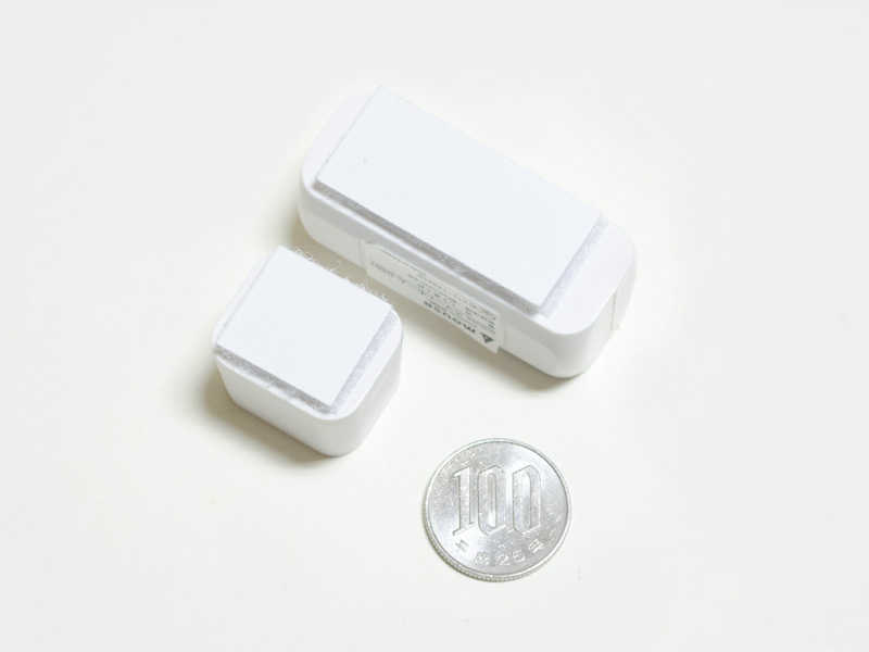 裏。両面テープで固定する