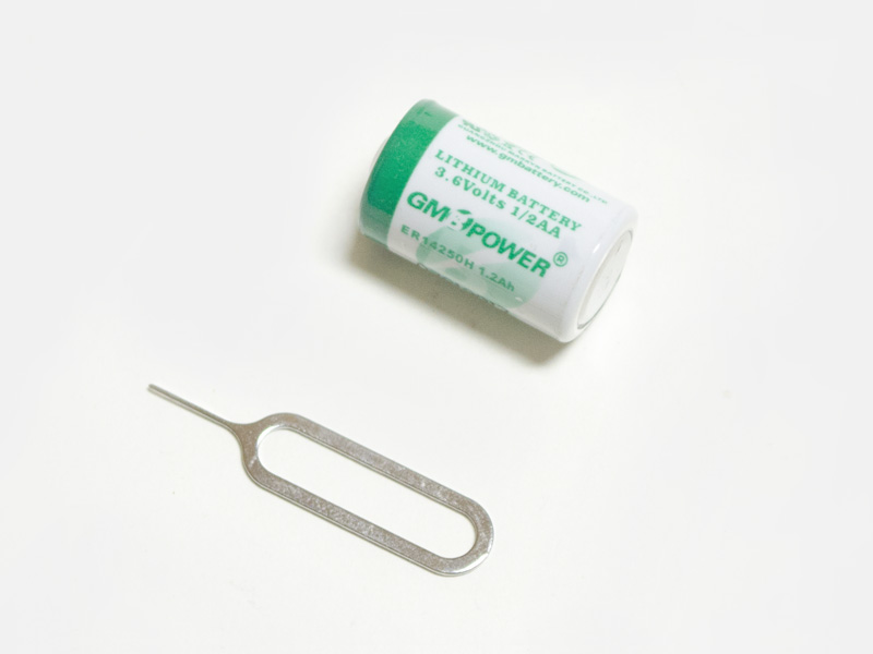 付属品。バッテリとリセットピン