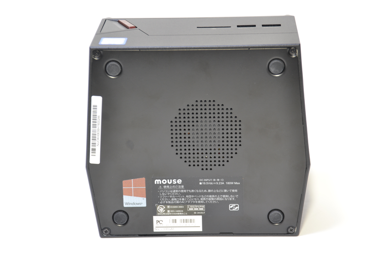 底面はメッシュの奥に吸気ファンが見える