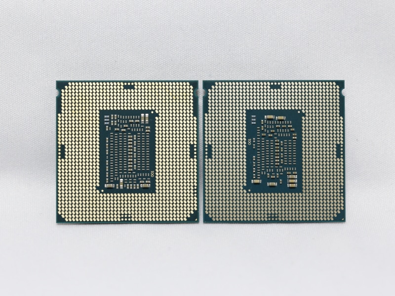 Core i7-8700K(左)とCore i7-7700K。CPU裏面の電極にも違いが無いように見えるが、電気的な互換性はない