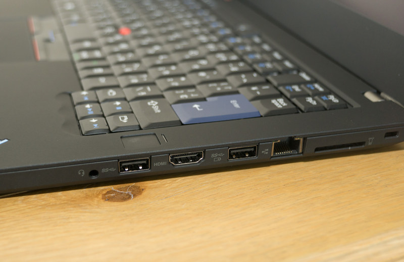 ThinkPad 25の両側面ポート、Gigabit Ethernetなどもあったほうが確かにレトロな感じはある