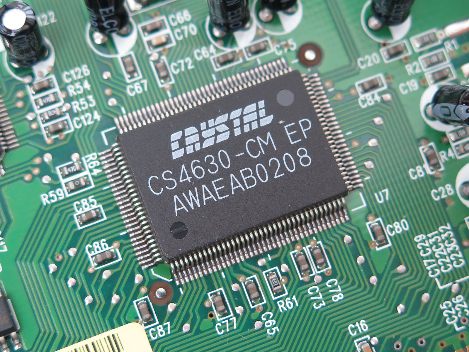 本製品の心臓部、CS4630。140MHzで駆動する、プログラマブルなストリームプロセッサを内蔵する