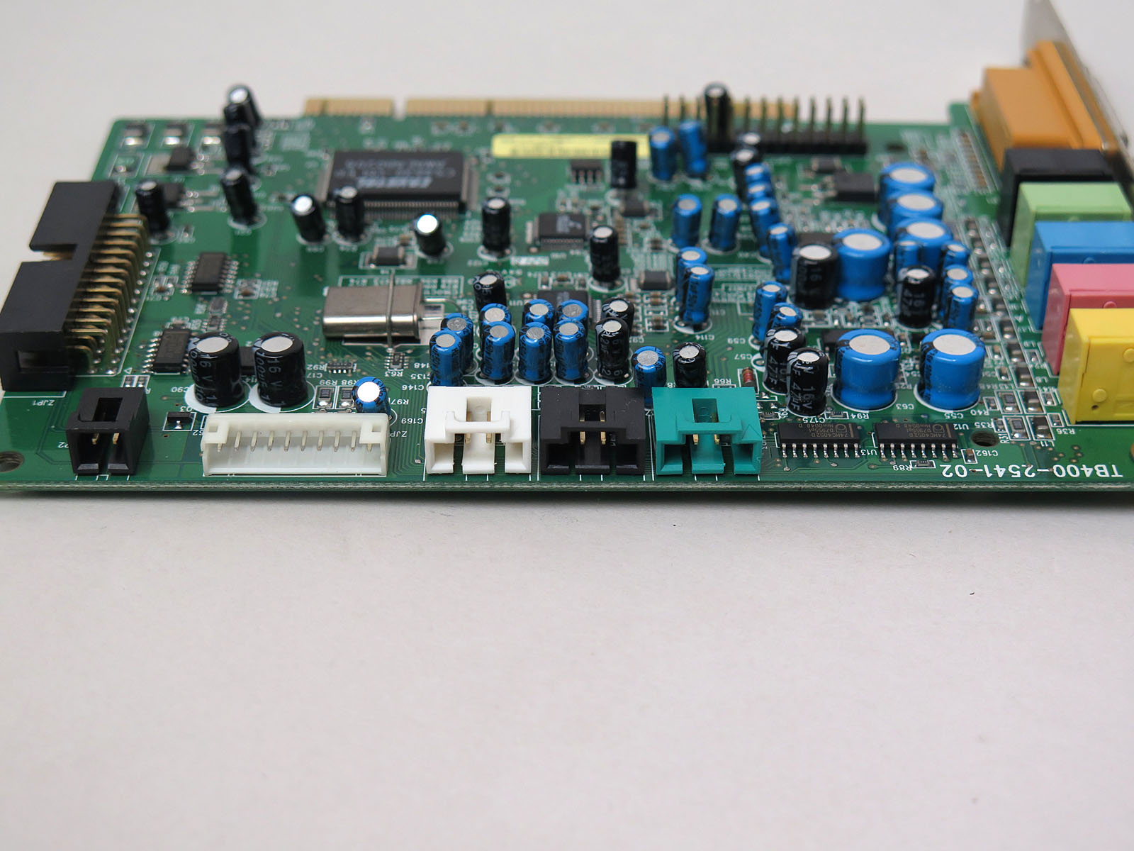 内部端子。左からS/PDIF入力、マイク/ヘッドフォン入力、AUX IN、CD IN、TAD IN