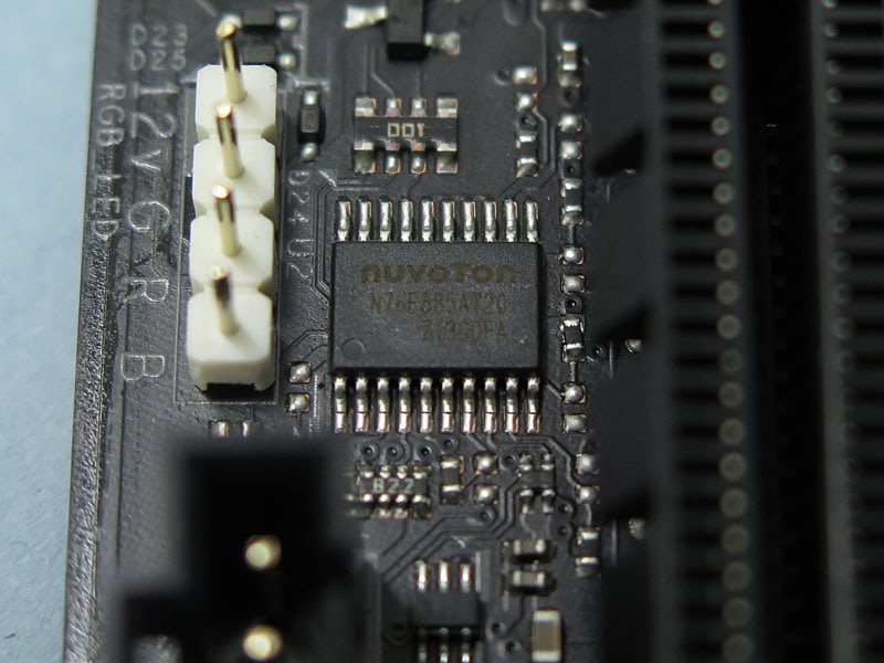 Nuvotonの「N76F885AT20」はおそらくRGB LED制御用コントローラである