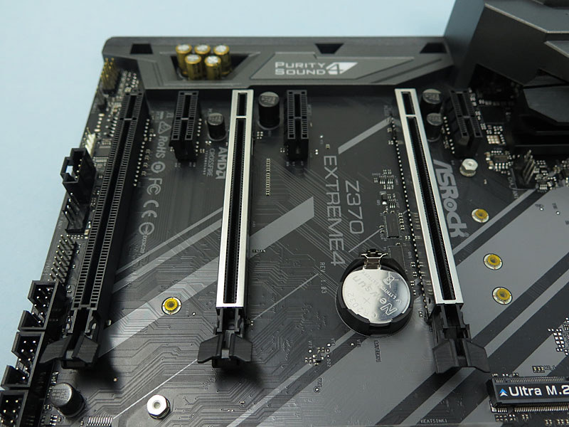 本製品の隠れた特徴として、PCI Express x1スロットがエッジフリーになっている点が挙げられる。その気になればビデオカードも装着可能だ