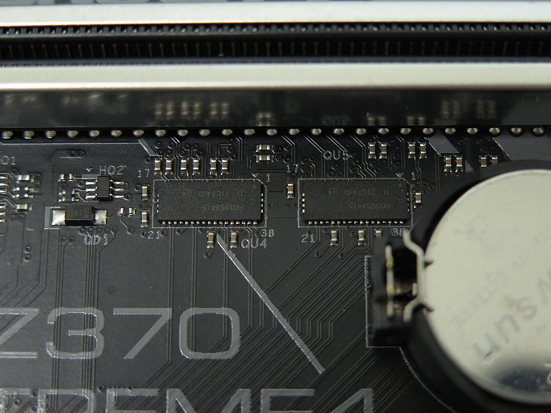 詳細は不明だが、おそらくPCI Expressのマルチプレクサ/マルチデプレクサチップだろう