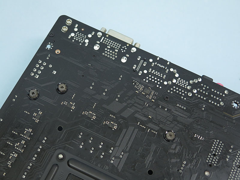 背面インターフェイス付近は、配線が最短になるよう配慮されている