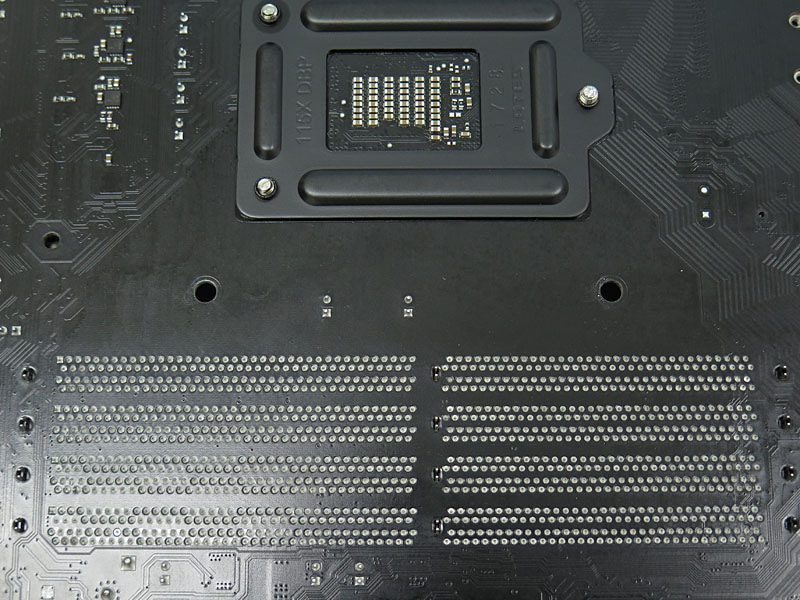 メモリスロット付近はスッキリしており、表面やノイズの影響を受けにくい中の層を通っていると見られる