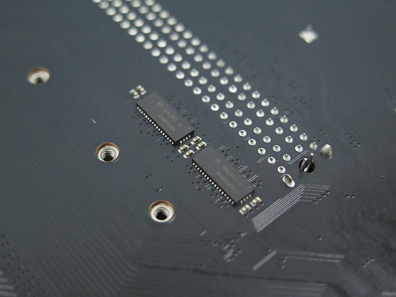 基板背面にも2つ装備されており、x16をx8+x8構成に変更する