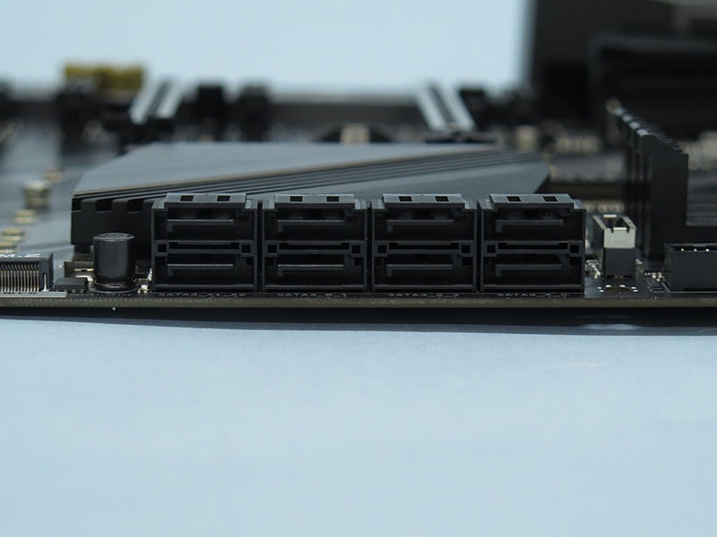 SATA 6Gbpsポートは8基用意されている