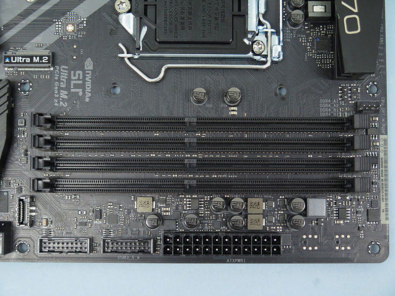 メモリはDDR4対応で、スロットは4基