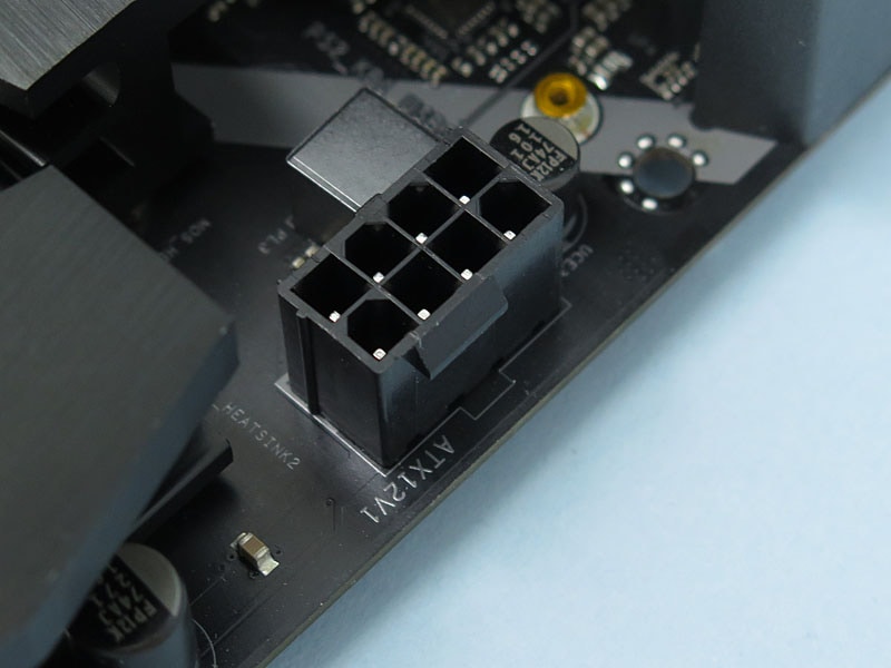 CPUの電源コネクタは8ピン×1