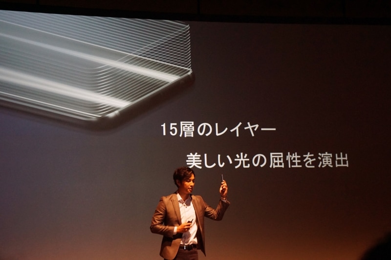 15層からなるガラスのレイヤーで構成