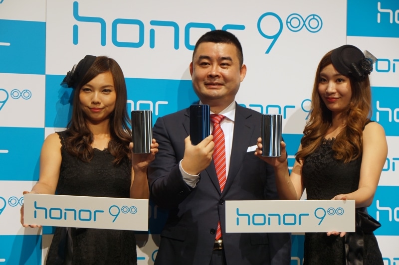 honor 9を手に持つ呉波氏(日本/韓国地域のデバイス・プレジデント)