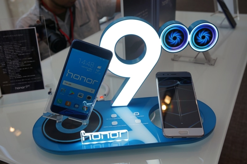 左はサファイアブルー、右はグレイシアグレー