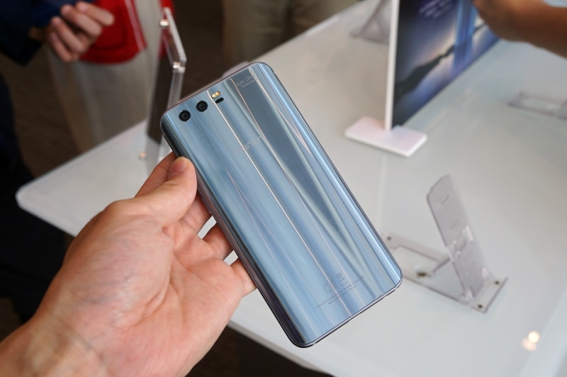 角度によって光り方が変わる背面