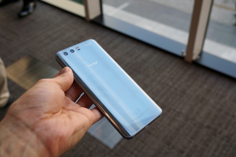 角度によって光り方が変わる背面