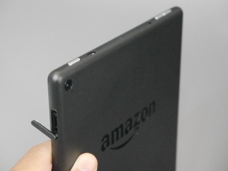 上部には電源ボタン、Micro USBコネクタ、イヤフォンジャック、音量ボタン、さらに側面にはmicroSDスロットが用意される。これらボタン類の並び順は従来モデルと同じだ