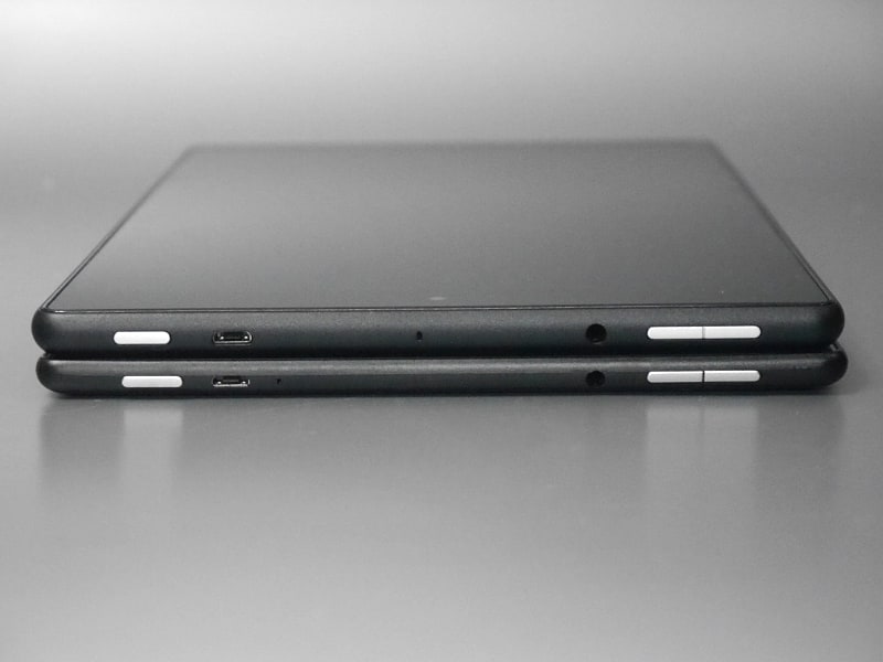 ボタン、コネクタ類の配置は従来モデル(下)とまったく同一。厚みは本製品のほうがプラス約2mmほど分厚い