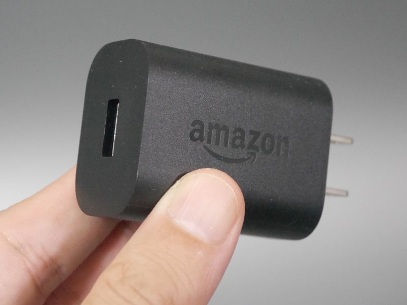 USB ACアダプタはFire HD 8/Fire 7に同梱されていた5Wタイプではなく、9Wタイプが同梱される。コンセント面にはPS57CPというモデルナンバーが印字されている