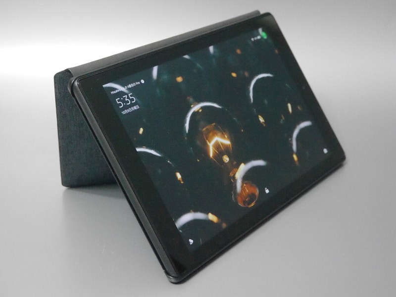 ハンズフリー対応なので、純正カバーと組みあわせて常時立て掛けた状態にしておけば、画面が消えた状態で呼びかけても反応する