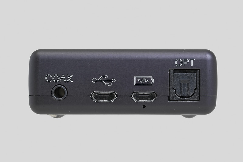 背面は入力端子類が集中。USB端子はPCのほか、iPhoneなどのスマホとも接続が可能だ