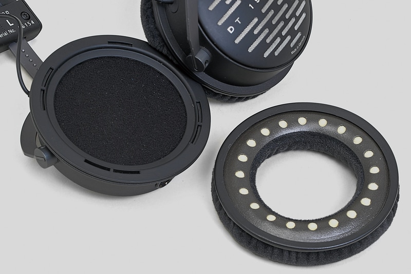 交換イヤーパッドとして穴の少ないアナリティカルも付属。音の質も変化するので聞き比べてほしい