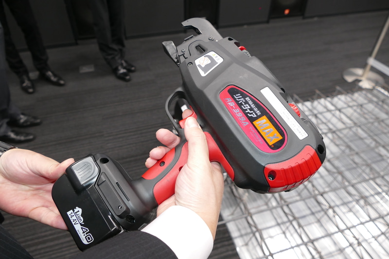 鉄筋自動結束部に使われたMAXの電動工具