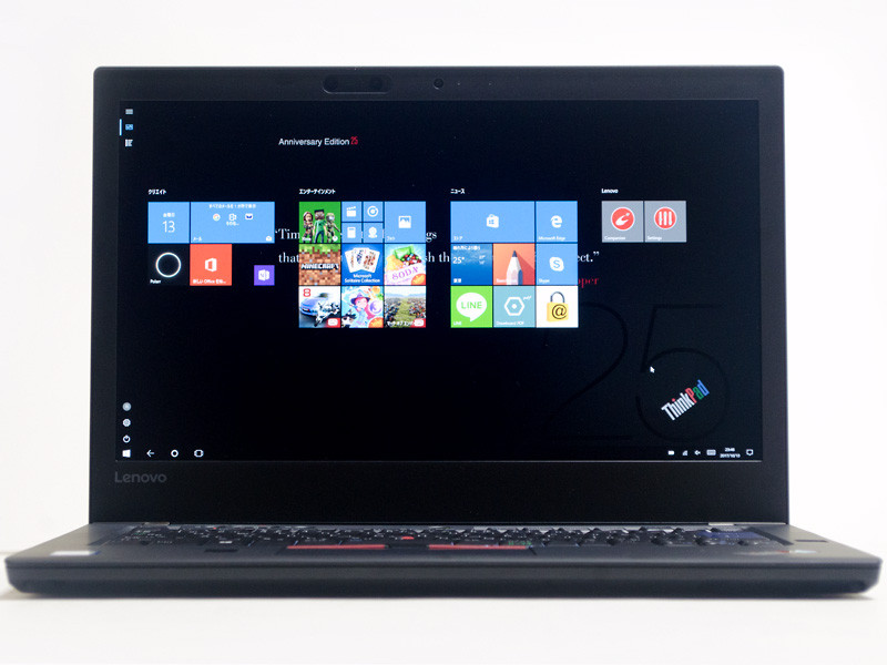 前面。パネル中央上に720p HDカメラ、その左右にマイク、左側にIRカメラ。正面側面には何もない