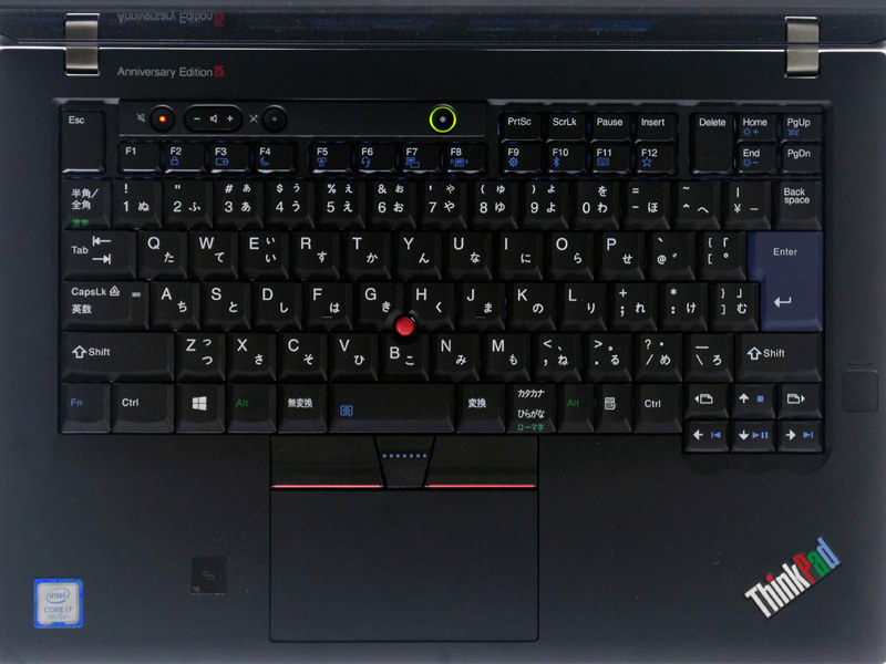 復活した7列の日本語キーボード。TrackPadの左にあるのがNFC、キーボード右端にあるのが指紋認証センサー。“Pad”の部分がトリコロール(赤、緑、青)+赤LEDのロゴ。パワーLEDがグリーン
