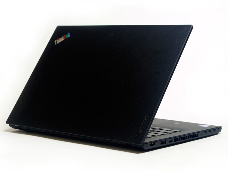 斜め後ろから。天板にThinkPadとロゴと、Lenovoのロゴ