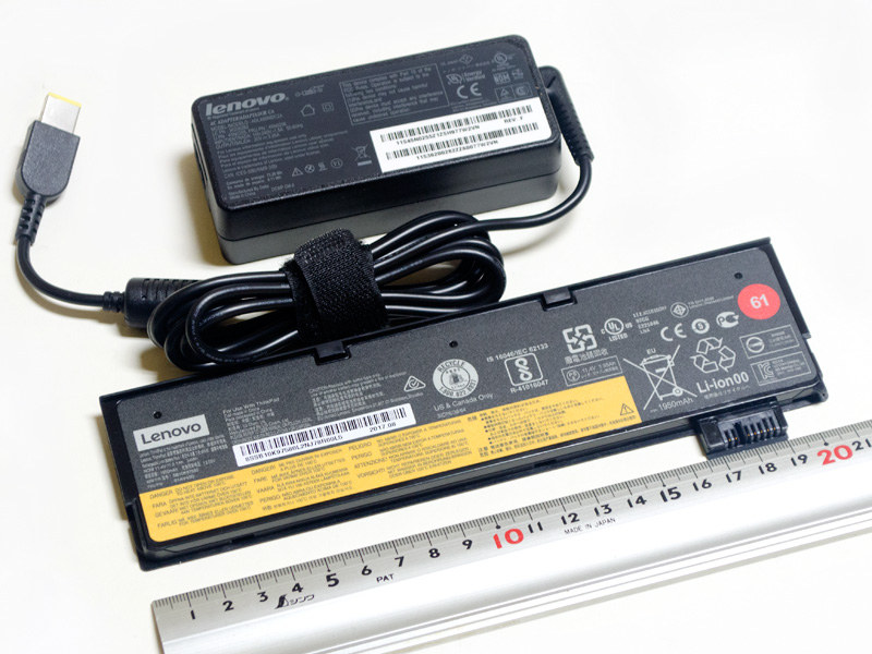 付属のACアダプタとバッテリ。付属のACアダプタはサイズ約105×44×30mm、重量209g。バッテリの重量は134g