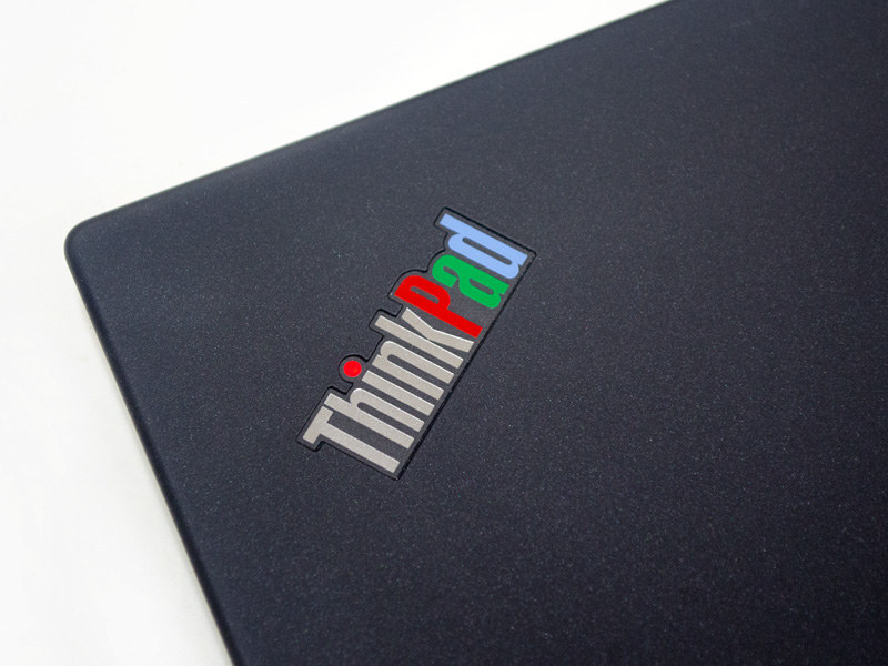 ThinkPadロゴ。キーボードと同じく“Pad”の部分がトリコロール(赤、緑、青)+赤LEDのロゴ