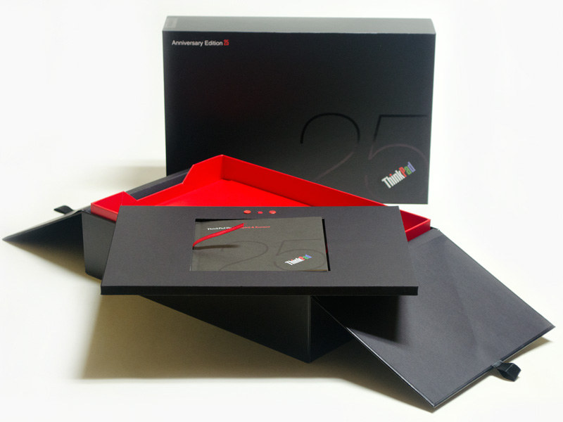 パッケージ。外装は壁紙と同じデザイン。内装は赤と黒。なかなか凝ったパッケージだ