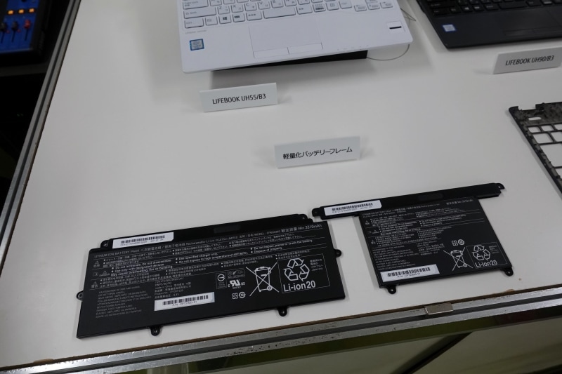 左は前モデルのバッテリで、右は今回のバッテリ。もともと2セルしか使っていなかったので、空のフレーム部分を取り払うことで軽量化している