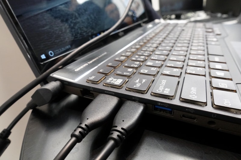 HDMIとUSBケーブルをPCに接続する