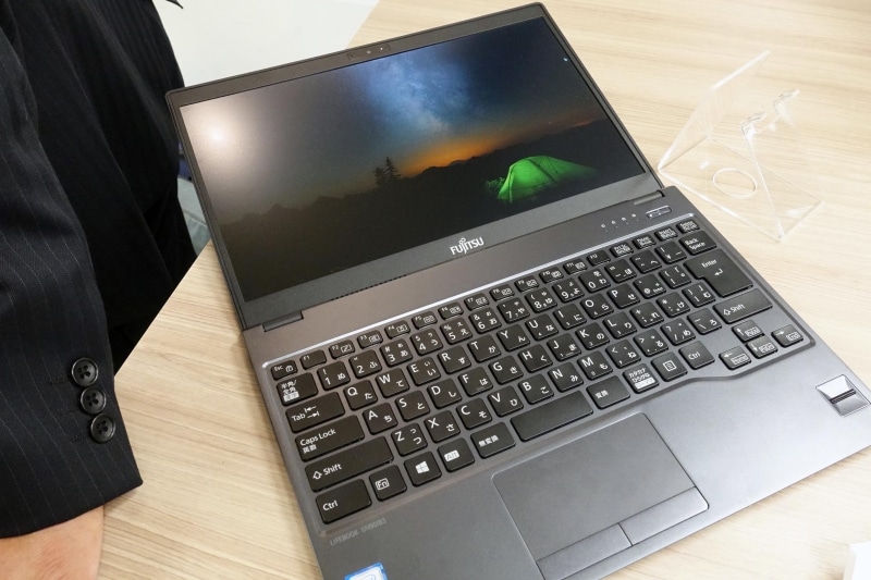 ヒンジを全開に倒した状態