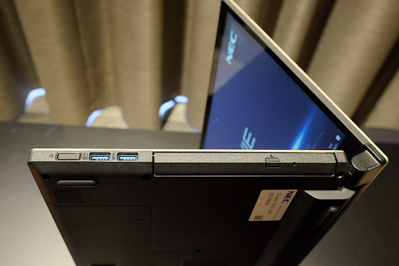 右側面。電源ボタンに指紋センサーを内蔵する